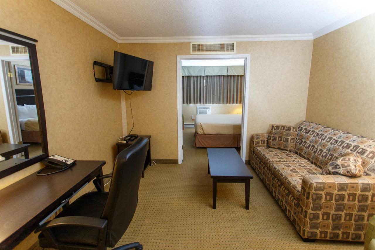 The George Dawson Inn & Conference Centre Доусън Крийк Екстериор снимка
