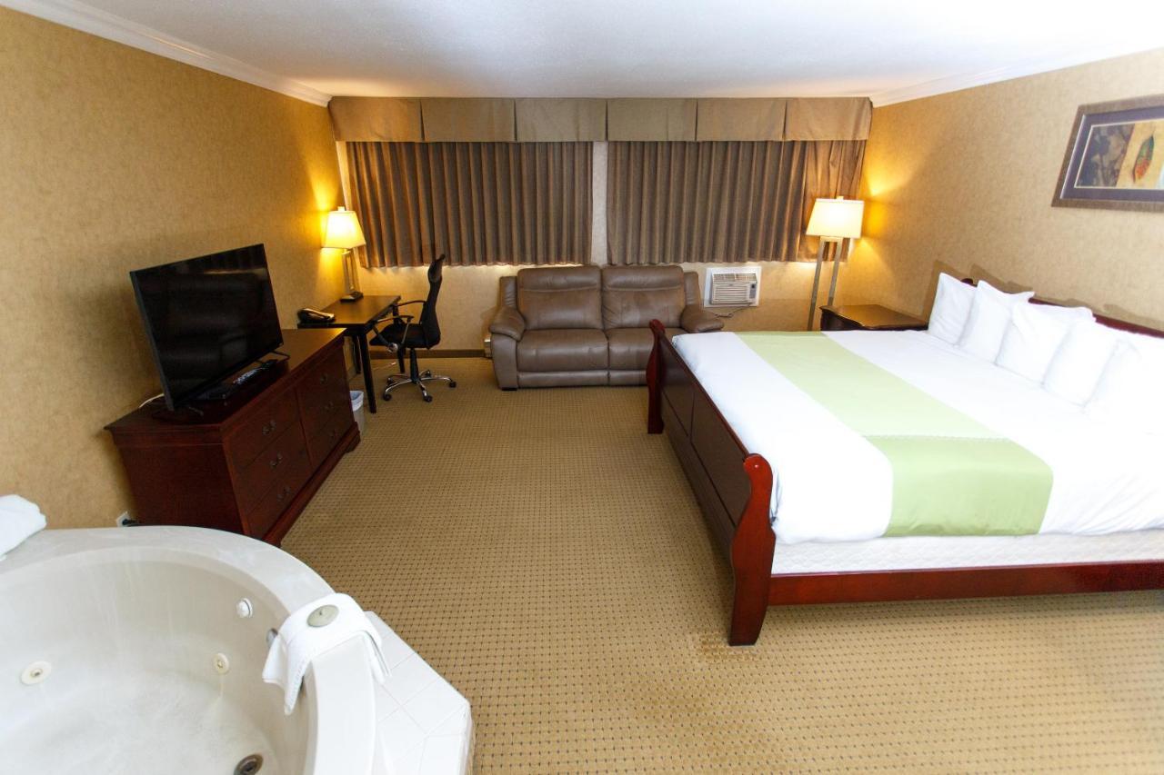The George Dawson Inn & Conference Centre Доусън Крийк Екстериор снимка